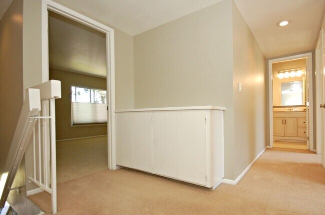 Building Photo - Beautiful Bright 3BR/2.5BA Condo in Tanglewood!!