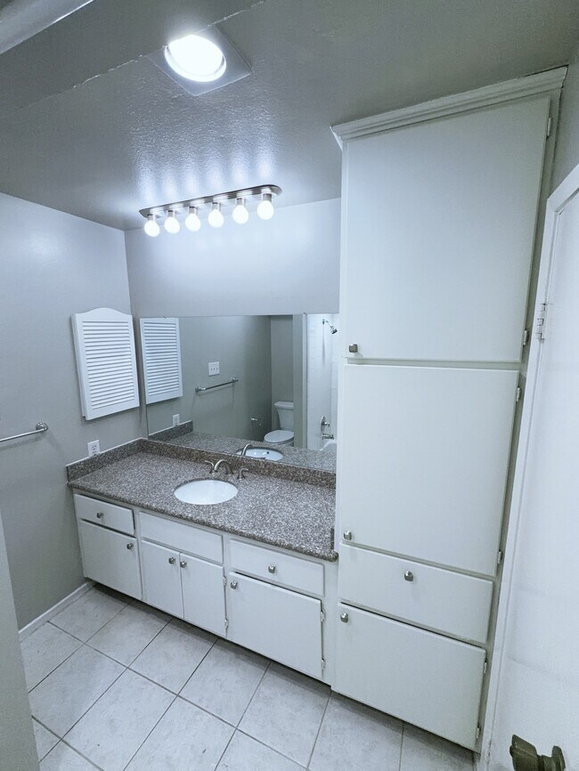 Building Photo - 2210 Dorrington St