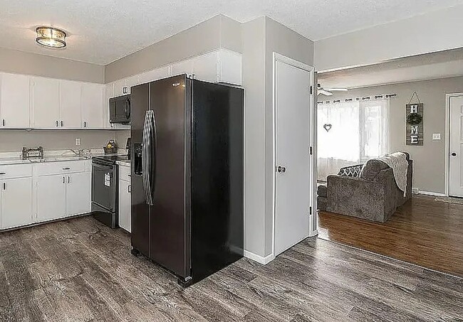 Building Photo - 4 Bed 2 Bath Home Available NOW in Hiawatha!