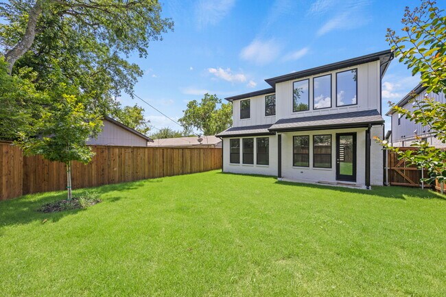 Building Photo - 220 E Park Dr