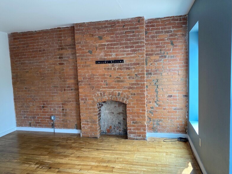 Building Photo - 884 Oak St