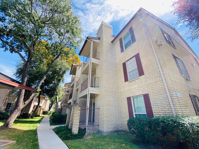 Building Photo - 2120 El Paseo St