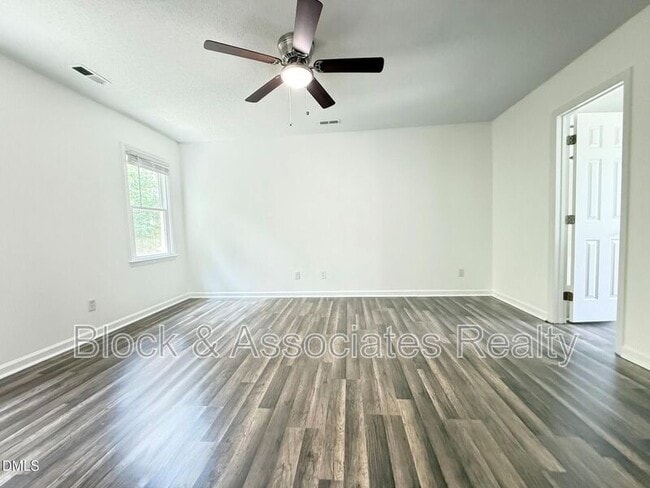 Building Photo - 401 Holly Berry Ln