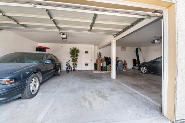Building Photo - 9210 Kenwood Dr