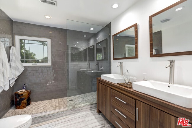 Building Photo - 628 Royalview St