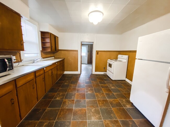 Building Photo - Three Bedroom Close To Campus