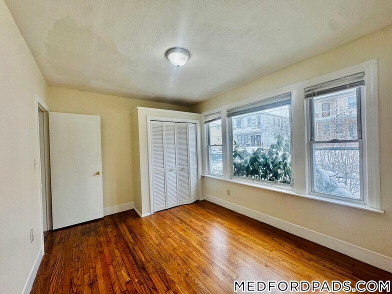 Building Photo - 569 Main St