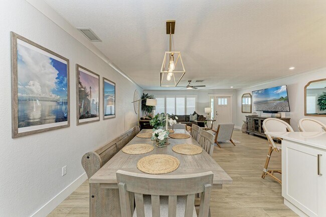 Building Photo - Furnished/Unfurnished ** Annual Rental ** Available 5/1/26 ** 4 Bed/2 Bath Single Family Home ** ...