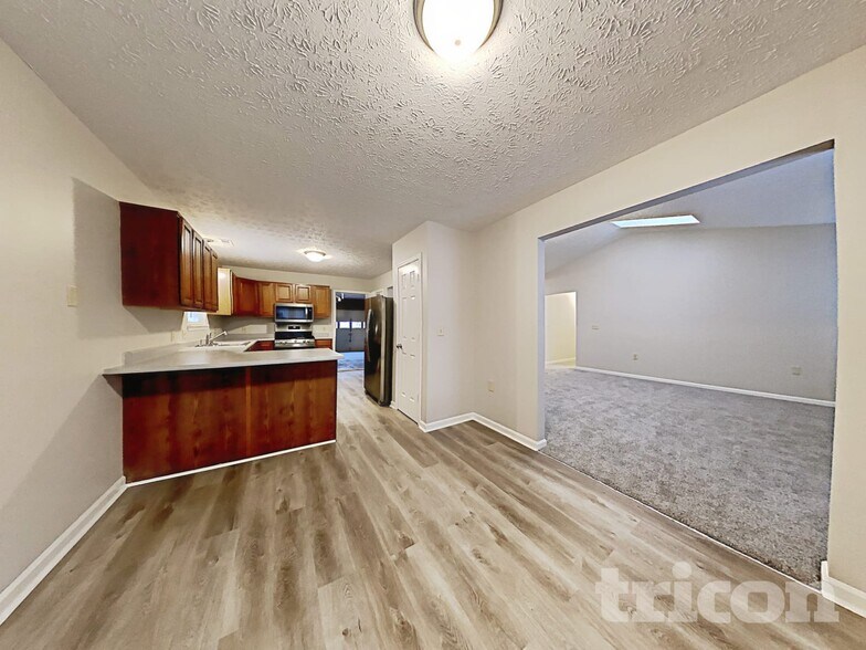 Building Photo - 910 Claiborne Ln