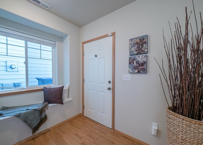 Building Photo - Bright and Modern 3bed Home in Perfect Location