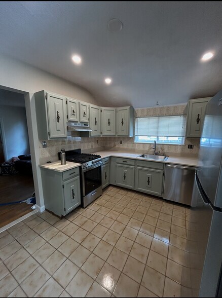 Primary Photo - 11 Vinal Ave