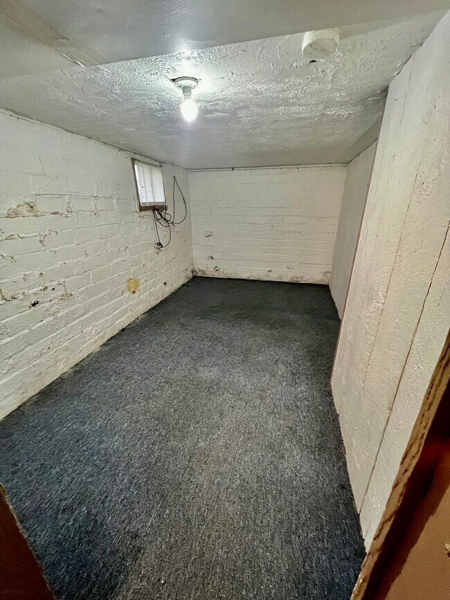 Building Photo - 407 W Adams St