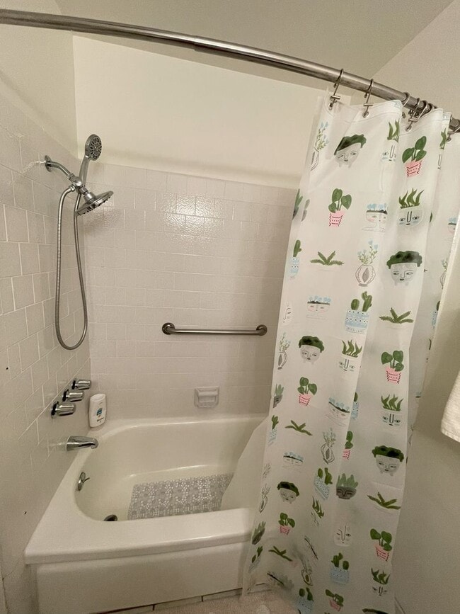 Building Photo - Beautiful single story 3 bedroom w/2 parki...