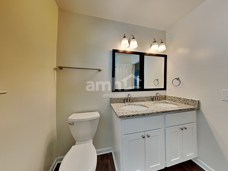 Building Photo - 625 Summer Hill Way
