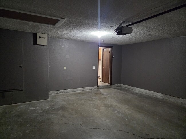 Building Photo - 2122 Meench Dr