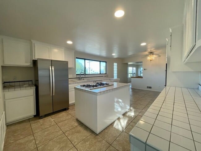 Building Photo - Spacious Two Story Home with West-Facing v...
