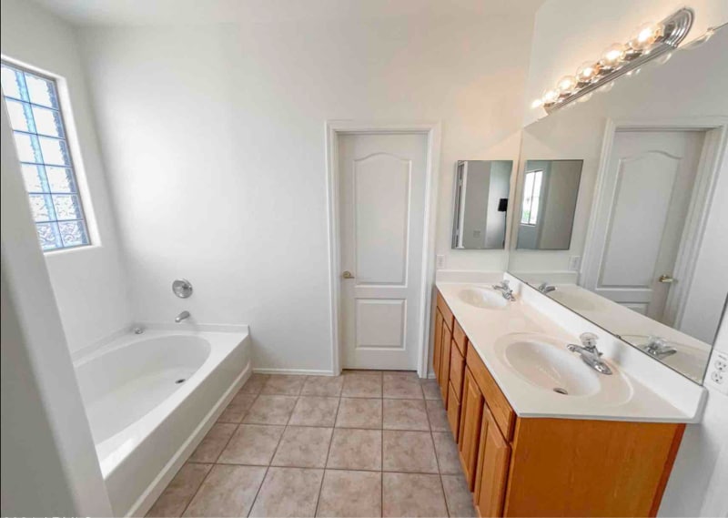 Building Photo - 7214 W St Charles Ave