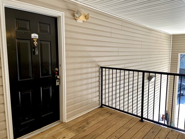 Building Photo - 1202 Par 3 Way