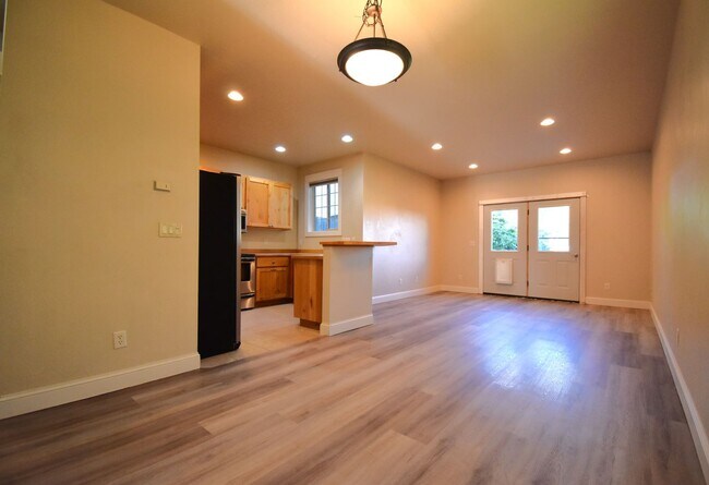 Building Photo - Fantastic end unit condo in Westgate subdi...