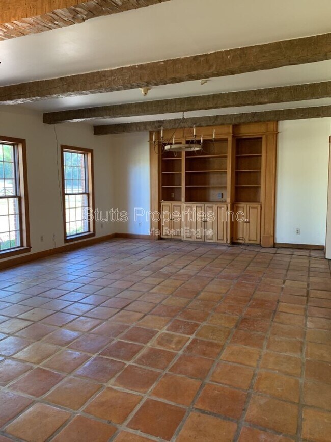 Building Photo - 1924 Chisholm Rd