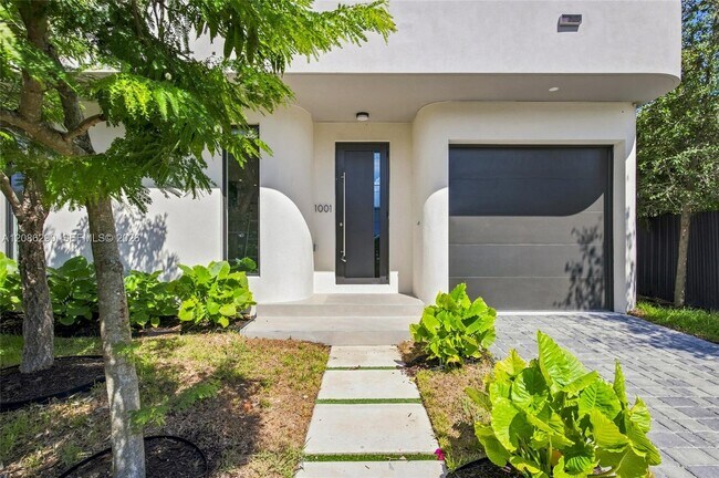 Building Photo - 1001 SW 10th Ave