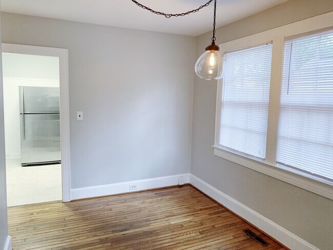 Building Photo - 3 Bedrooms 2 Bathrooms with fenced in back...