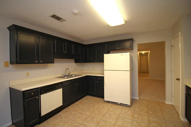 Building Photo - Spacious 3BR/2BA Gulf Breeze Home with Vau...