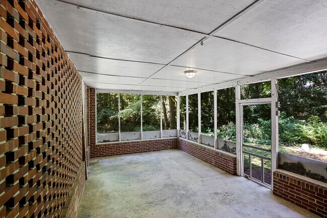 Building Photo - 645 Pauley Pl NE