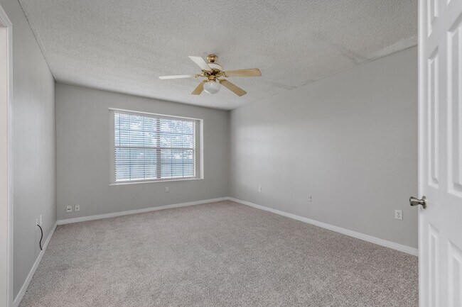 Building Photo - Charming 3BR/2BA with Fenced Yard & Commun...