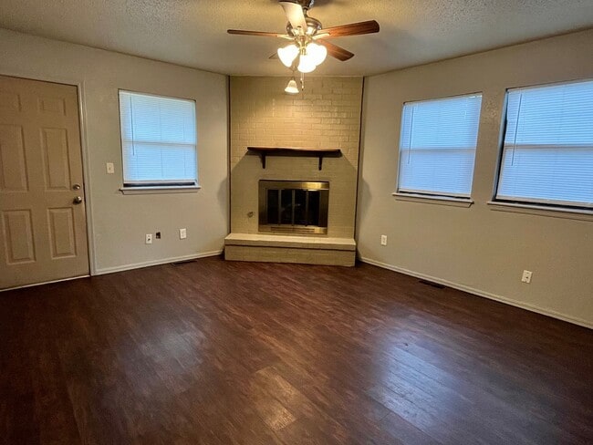 Building Photo - Beautiful Remodeled Mustang Home!