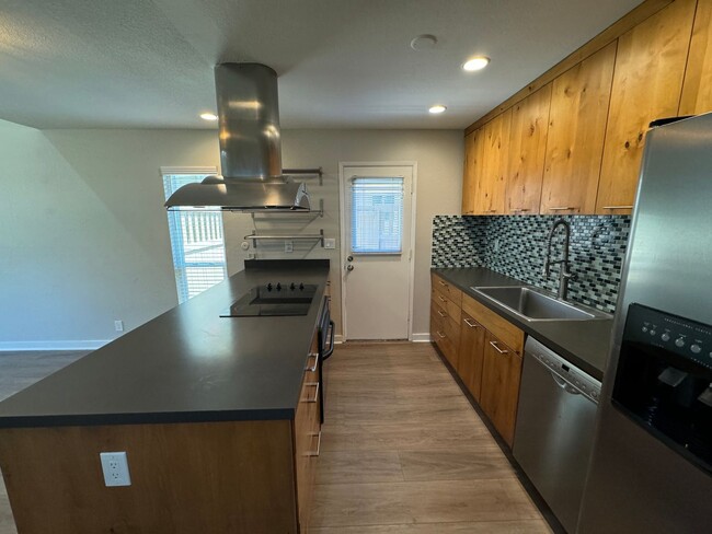 Building Photo - Beautiful two story townhome in Sunset Par...