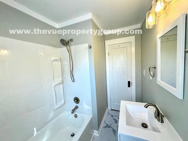 Building Photo - MOVE IN SPECIAL! Move in this November and...