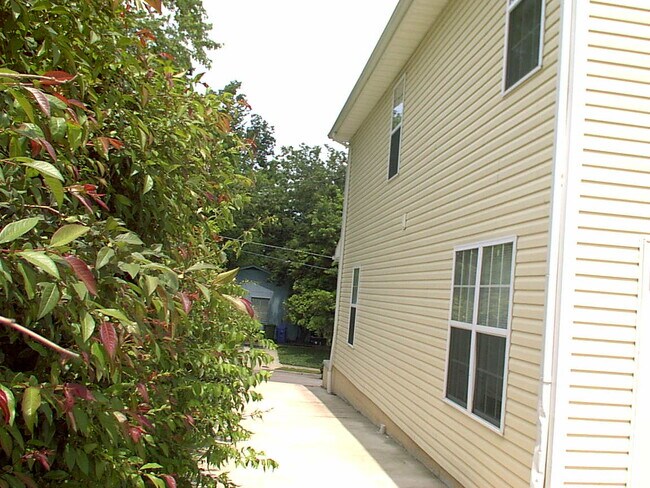 Building Photo - 128 Montmullin St