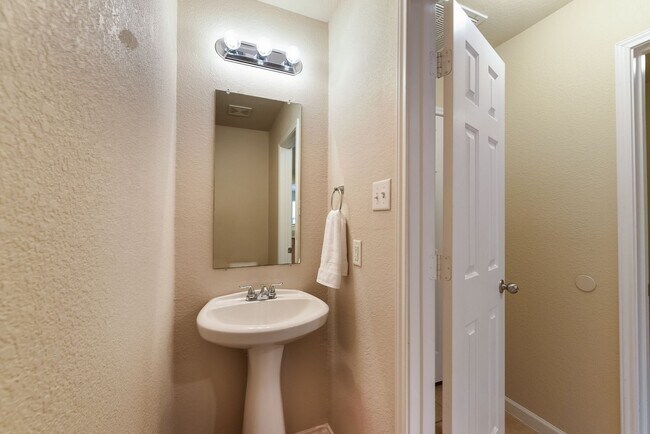 Building Photo - COMING SOON! CHARMMING 2 BEDROOM TOWNHOME ...