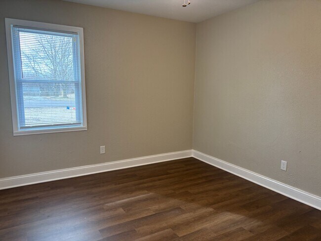 Building Photo - 3 Bed 1 Bath Remodeled House