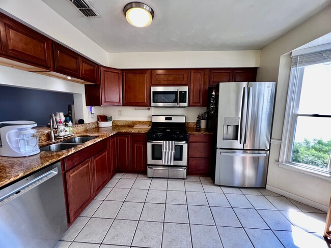 Building Photo - Come see this gorgeous townhouse in the desirable Ocean Lakes community!