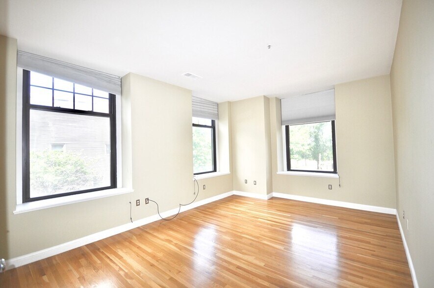 Building Photo - 342 Bunker Hill St