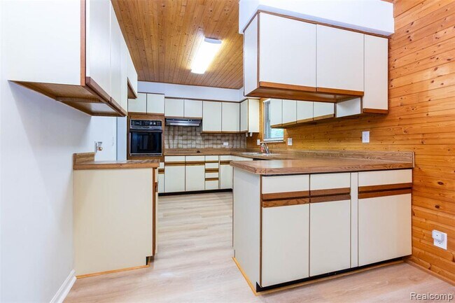 Building Photo - 7580 Thornwood St