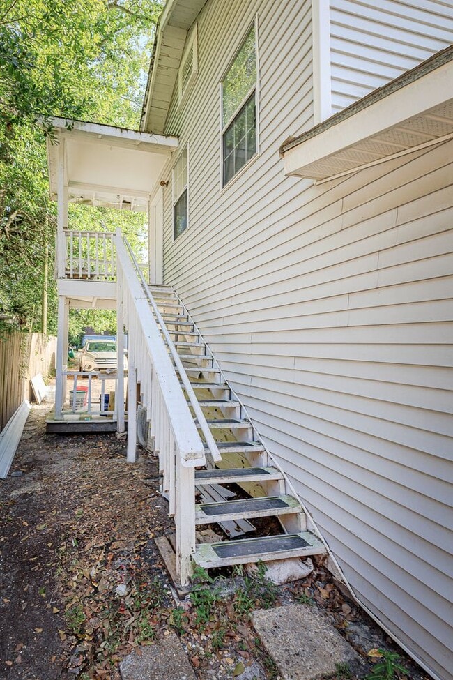 Building Photo - 905 Sarrazin Ave