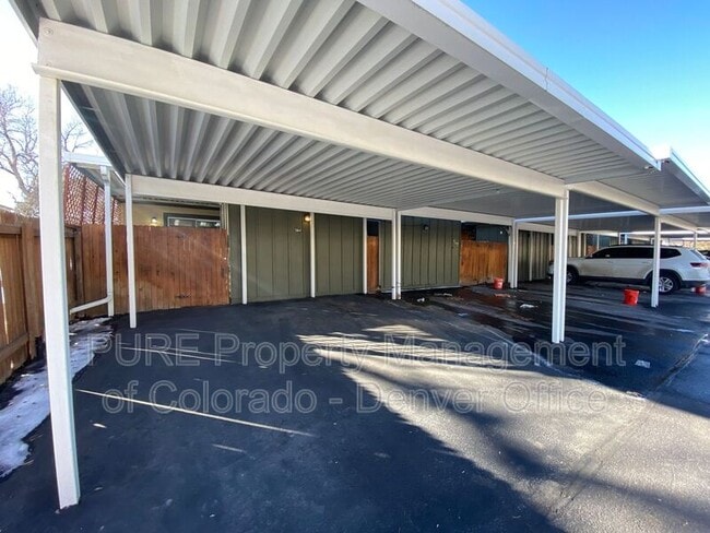 Building Photo - 564 S Carr St
