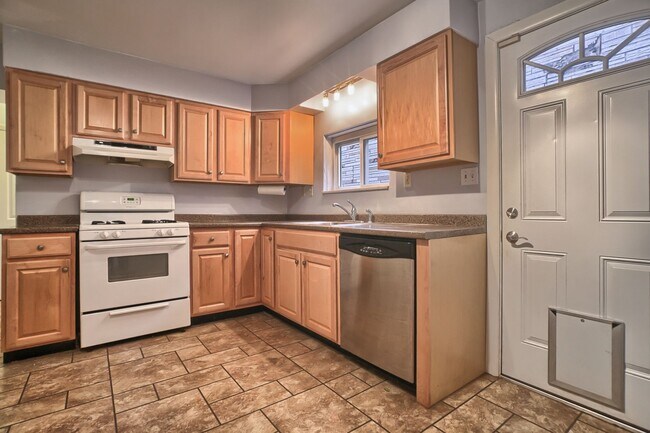 Building Photo - Charming 3 bed, 2 bath, south side flats h...
