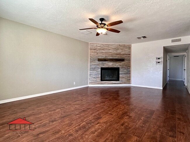 Building Photo - 224 Larkspur St