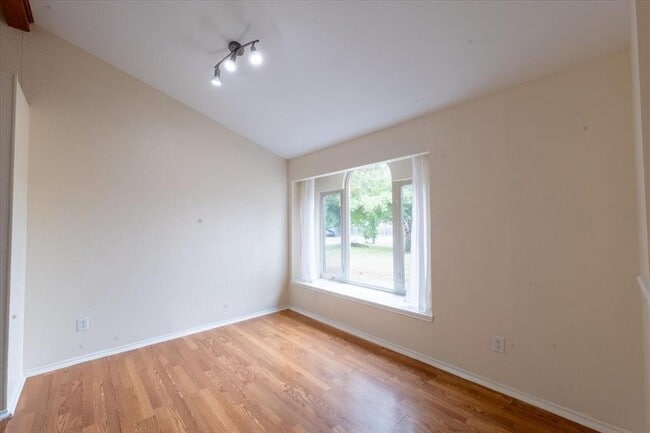 Building Photo - 3200 Red Bay Dr