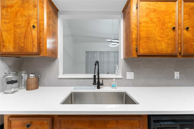 Building Photo - 13911 Hollowgreen Dr