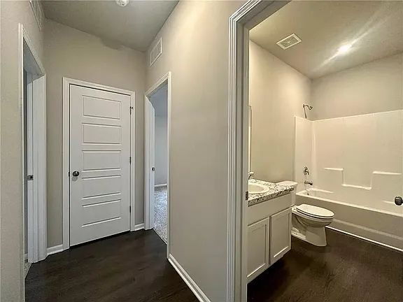 Building Photo - "Charming 4-Bedroom Oasis with 2 Baths & 1800 Sq Ft in Gardner, KS"