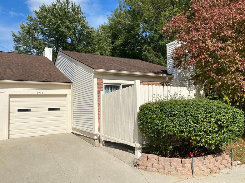 Building Photo - 7762 Lake Ridge Dr