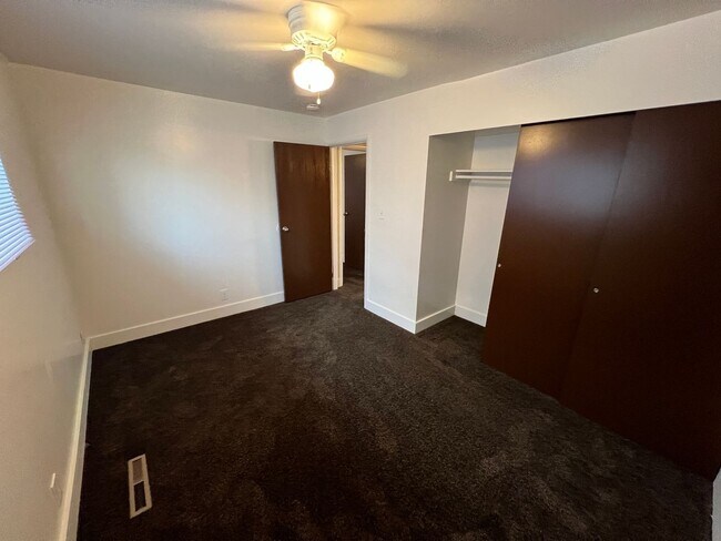 Building Photo - 2 Bed 1 bath Apartment close to downtown