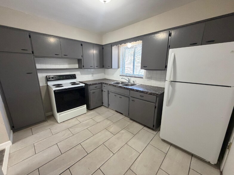 Building Photo - 338 N Main St