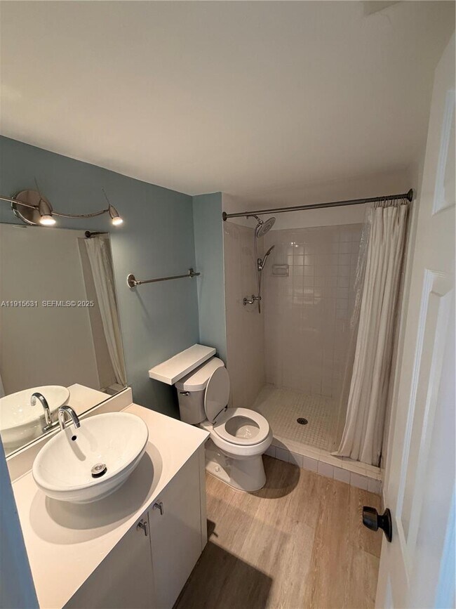 Building Photo - 2350 NE 135th St