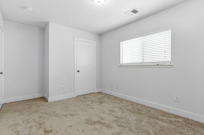 Building Photo - 3947 Carriage Park Row